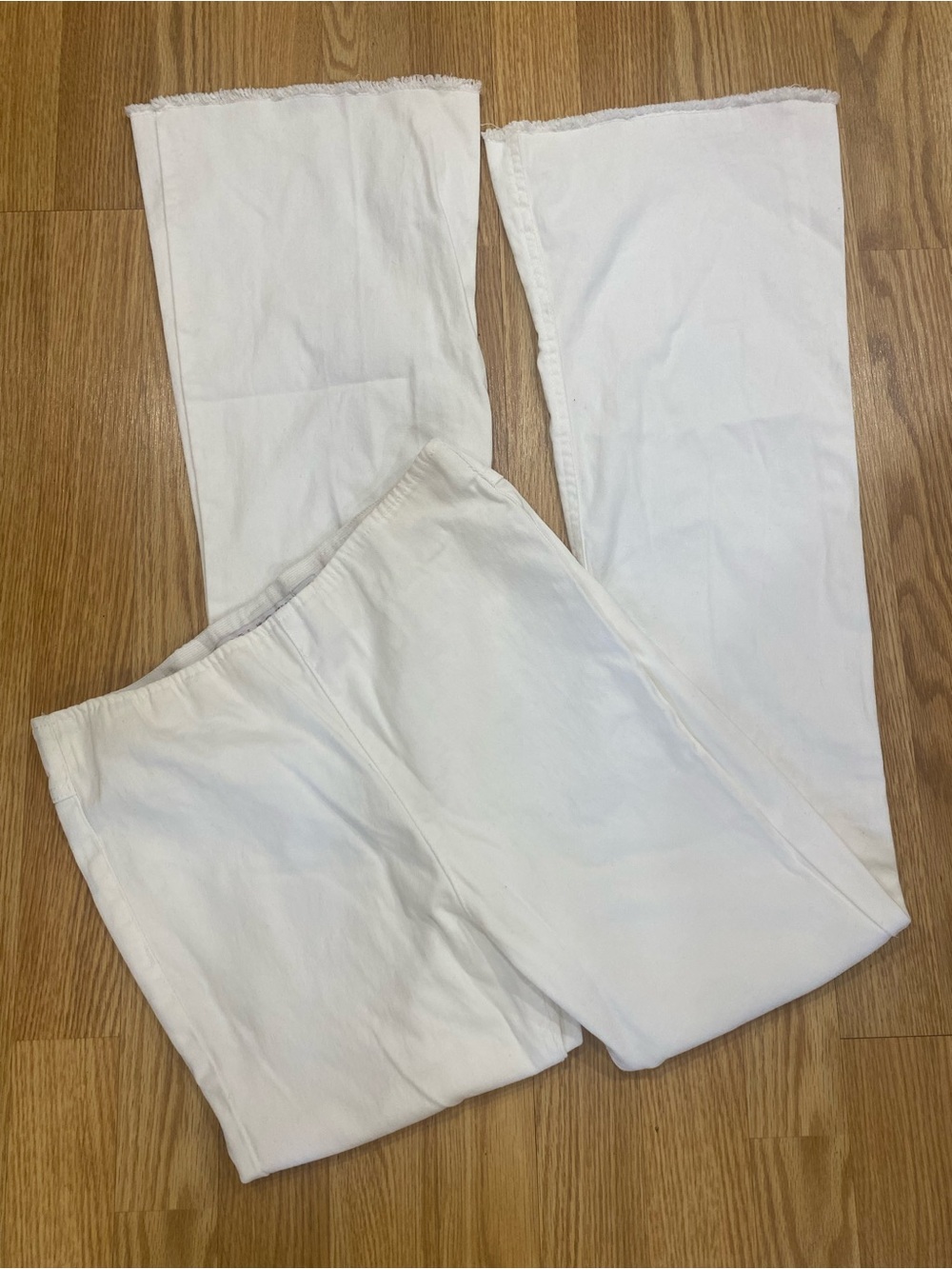 White fit to flare Tinseltown pants size 3 ((small))
